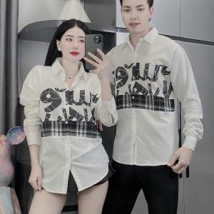 Áo sơ mi cặp vai đùi dây đàn màu trắng đen, thiết kế unisex, phong cách đường phố, dễ phối đồ, phù hợp cho cặp đôi, nhóm bạn, tạo điểm nhấn cá tính và phong cách trẻ trung trong mọi hoàn cảnh.