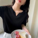 Áo thun nữ cổ xẻ cotton mềm mịn, phong cách Hàn Quốc, trẻ trung, dễ phối đồ, phù hợp đi học, đi chơi, dạo phố, tạo điểm nhấn cá tính cho outfit hàng ngày.