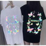 Áo thun phản quang xích bướm unisex, chất liệu cotton cao cấp, form rộng rãi, dễ phối đồ, nổi bật khi chụp flash, phù hợp giới trẻ yêu thích streetwear.