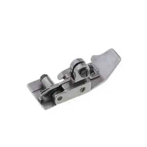 Chân vịt máy vắt sổ 4 ống M700, phụ kiện chân vịt máy may công nghiệp Pegasus M752, dùng thay thế bộ phận chân vịt hao mòn, hỗ trợ dẫn vải và giữ vật liệu ổn định trong quá trình may