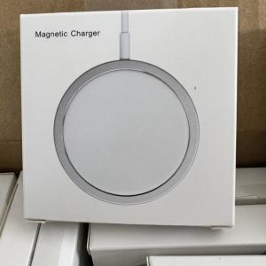 Bộ sạc không dây MagSafe 20W, USB-C, hỗ trợ sạc nhanh PD, tương thích iOS & Android, thiết kế nhỏ gọn, di động, vật liệu cao cấp, bảo vệ quá dòng/quá áp, chứng nhận CE FCC RoHS, màu trắng/đen, hiệu suất cao, tiện lợi cho nhà, văn phòng, du lịch