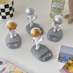 Giá đỡ điện thoại phi hành gia trang trí bàn, chất liệu gốm + nhựa tổng hợp cao cấp, màu trắng/vàng sang trọng, thiết kế độc đáo hình astronaut, vừa tiện lợi vừa làm decor, phù hợp học tập, làm việc, xem phim, quà tặng dễ thương cho bạn bè và người t
