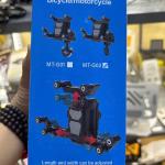 Giá đỡ kẹp điện thoại xe máy xe đạp MT-G02, chất liệu nhựa ABS + kim loại bền chắc, màu đen sang trọng, tự động hít chặt không cần vặn ốc, gắn ghi đông hoặc chân gương, phù hợp mọi smartphone, an toàn chống rung lắc, tiện lợi cho định vị GPS và nghe
