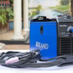 Máy hàn Riland MIG 135E, công nghệ IGBT tiên tiến, hàn không khí với dây thuốc tự bảo vệ, công nghệ Synergy dễ điều chỉnh, hoạt động ổn định trong phạm vi điện áp 187–253V, thiết kế nhỏ gọn kèm dây đeo, bảo hành chính hãng 12 tháng