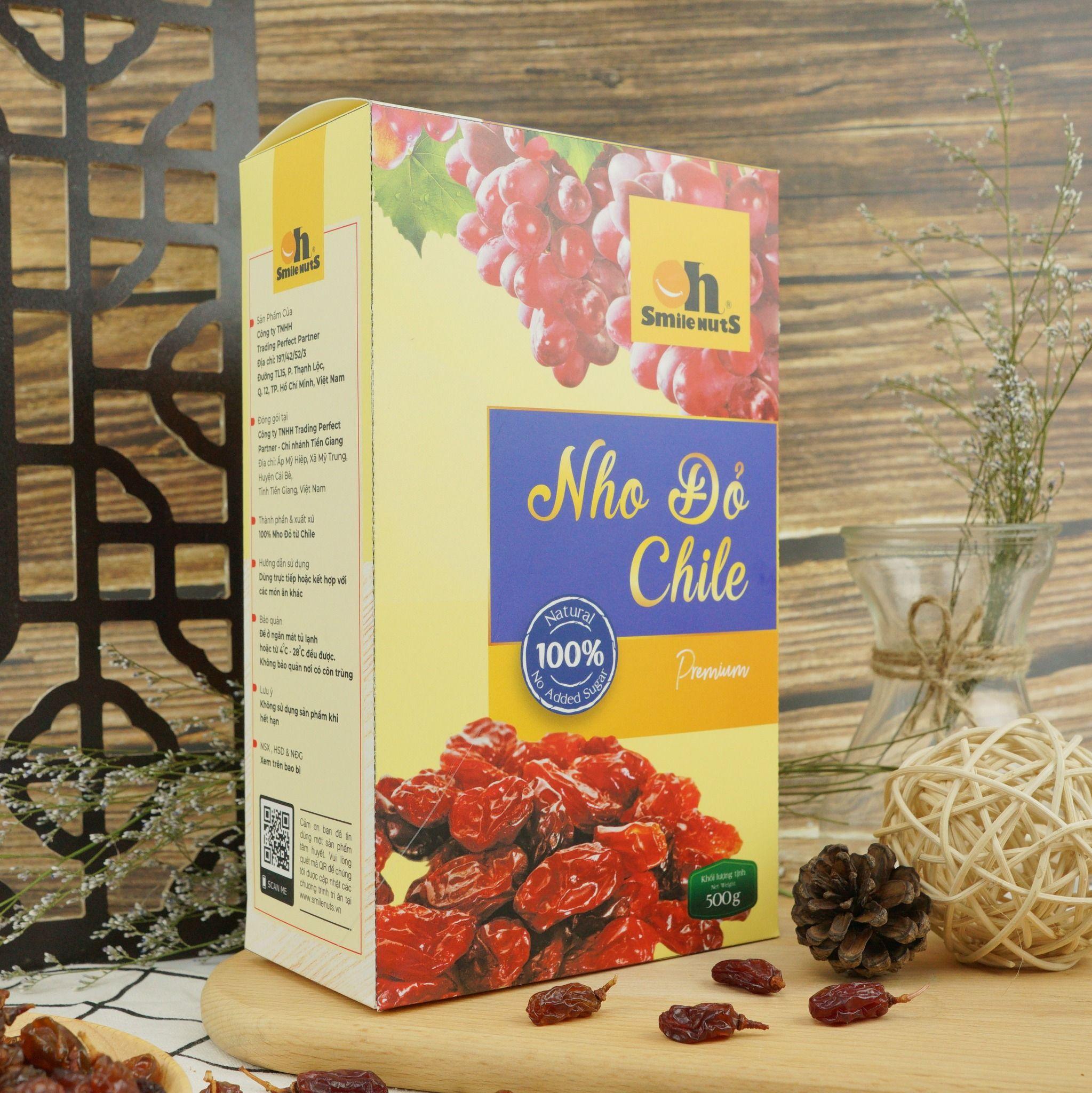 Nho Khô Đỏ Nguyên Cuống Smile Nuts nhập khẩu Chile, hộp 500g, 100% không thêm đường, tiện lợi ăn vặt lành mạnh – giúp tăng năng lượng, tốt cho tiêu hóa và sức khỏe tim mạch, món quà sang trọng dành cho gia đình & bạn bè
