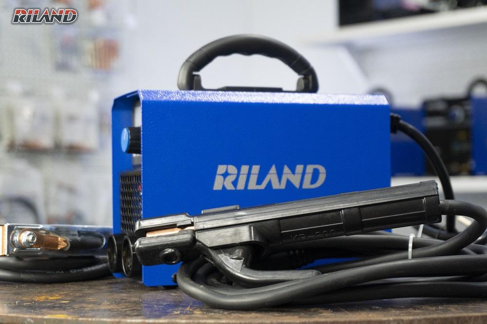 Máy hàn mini RILAND MMA 200E, công nghệ Richip + IGBT, dòng 40-140A, hàn que Ø1,6-3,2mm, nhẹ 2kg, chống dính que, tản nhiệt thông minh, thích hợp hàn di động & công trình