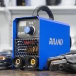 Máy hàn mini RILAND MMA 200E, công nghệ Richip + IGBT, dòng 40-140A, hàn que Ø1,6-3,2mm, nhẹ 2kg, chống dính que, tản nhiệt thông minh, thích hợp hàn di động & công trình