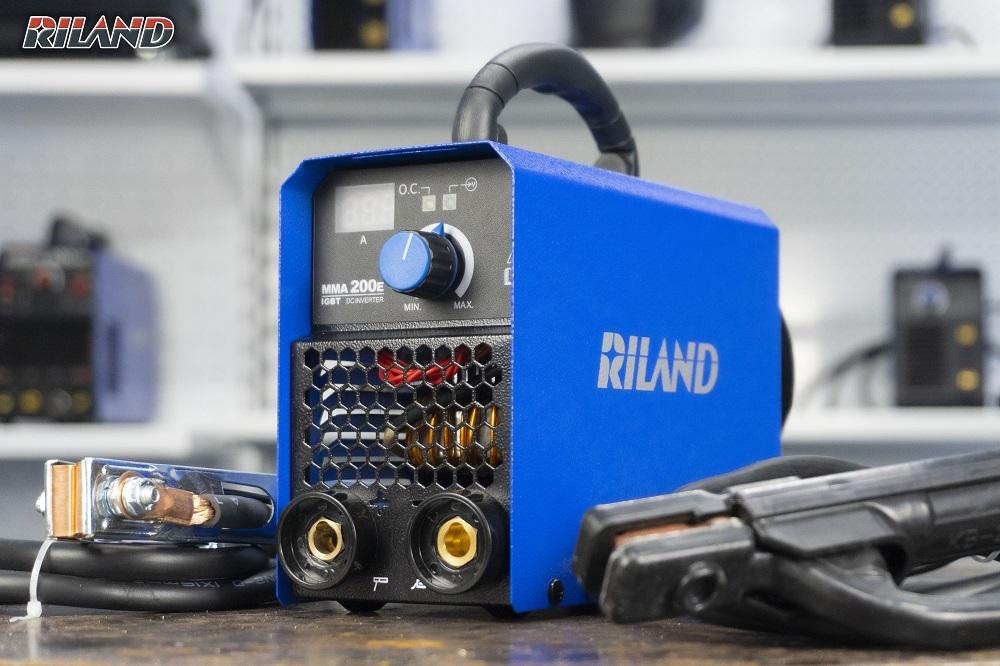 Máy hàn mini RILAND MMA 200E, công nghệ Richip + IGBT, dòng 40-140A, hàn que Ø1,6-3,2mm, nhẹ 2kg, chống dính que, tản nhiệt thông minh, thích hợp hàn di động & công trình