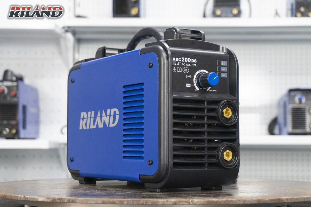 Máy hàn RILAND ARC 200DS, công nghệ IGBT cao cấp, tự động chuyển 220V/380V, tản nhiệt 4 miếng, chống dính que, hàn que Ø2,5-3,2 mm (hỗ trợ 4,0 mm), bền bỉ cho xưởng