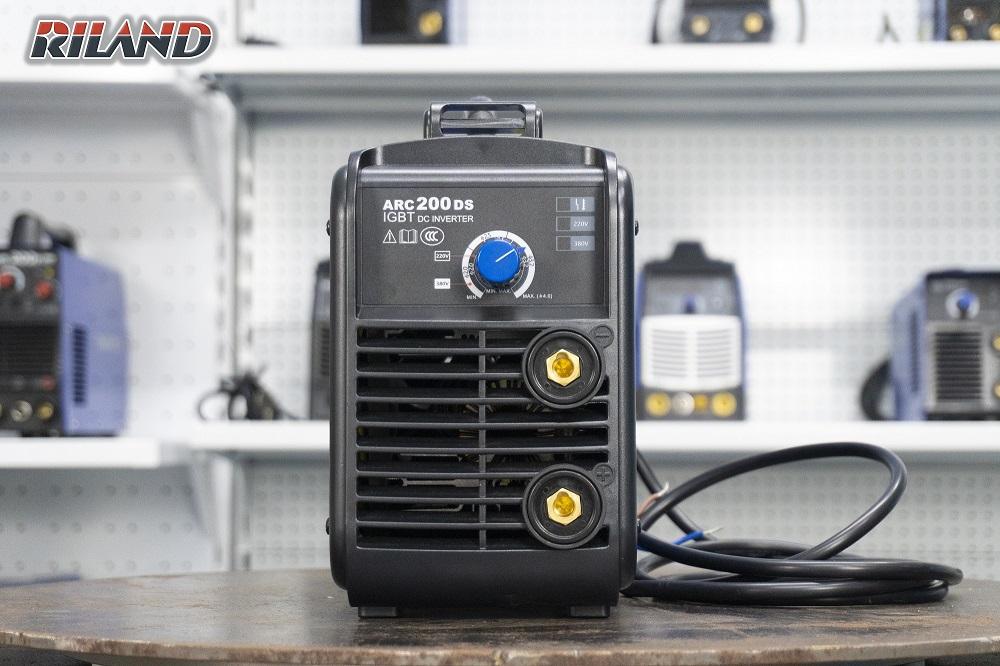 Máy hàn RILAND ARC 200DS, công nghệ IGBT cao cấp, tự động chuyển 220V/380V, tản nhiệt 4 miếng, chống dính que, hàn que Ø2,5-3,2 mm (hỗ trợ 4,0 mm), bền bỉ cho xưởng