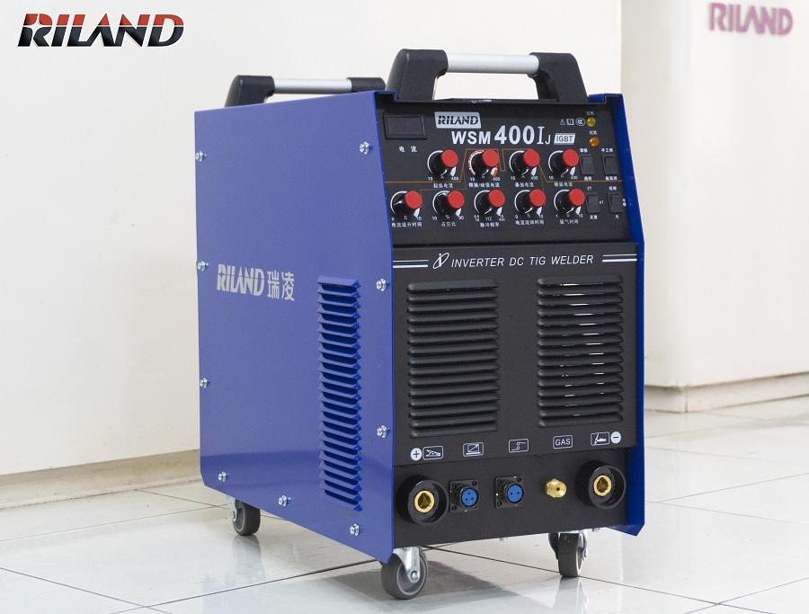 Máy hàn RILAND WSM 400IJ TIG xung & que 400A, hỗ trợ 3 chế độ (TIG / Pulse / MMA), điều chỉnh sóng, tần số & khí trễ, hàn vật liệu Ø0,5-12 mm, quạt tản nhiệt mạnh, bảo hành 18 tháng — mối hàn bền ổn