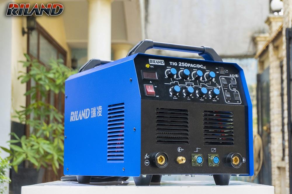Máy hàn TIG RILAND 250PAC/DC, chế độ TIG xung + AC/DC + que, điều chỉnh tần số & độ rộng xung, cân bằng AC, khí trễ, bảo vệ quá nhiệt, tản nhiệt hiệu quả, mối hàn ổn định & sáng đẹp — lý tưởng cho thợ inox & nhôm