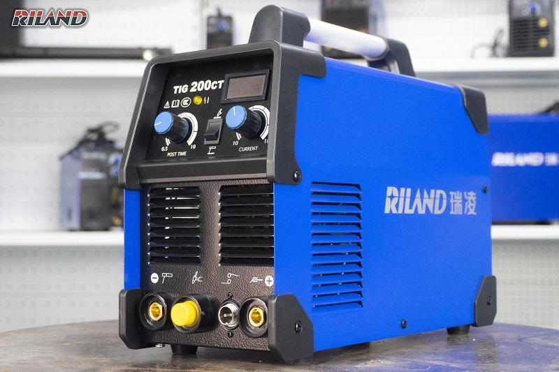 Máy hàn TIG RILAND TIG 200CT, MOS inverter DC, hỗ trợ hàn que MMA, công suất nhỏ gọn, tản nhiệt 4 khe, điều chỉnh thời gian khí trễ, khởi hồ quang HF ổn định — mối hàn chắc & sắc