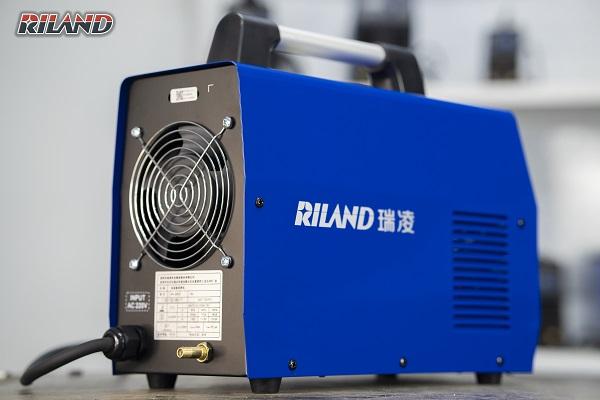 Máy hàn TIG RILAND WS 200S, dòng ổn định 0,5-4mm, chức năng trễ khí 2,5/5s, tản nhiệt 4 vùng riêng biệt, bảo vệ quá nhiệt, mối hàn sáng & đều — lý tưởng cho sửa chữa & gia công kim loại